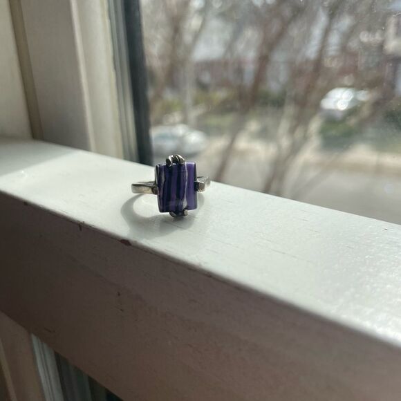 Silver colored ring with a purple stone - Picture 2 of 7
